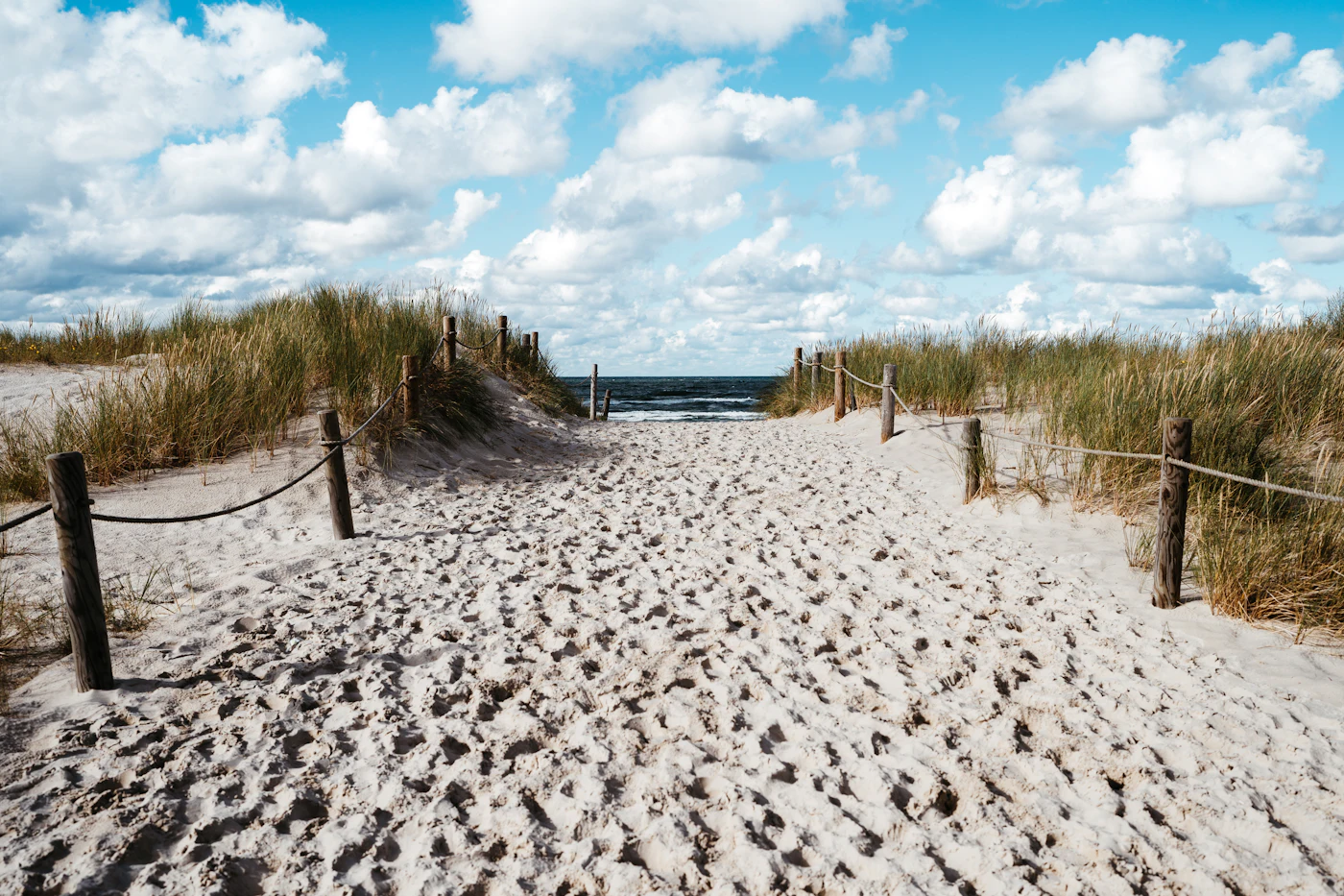 Sandweg durch die Dünen zum Ostseestrand
