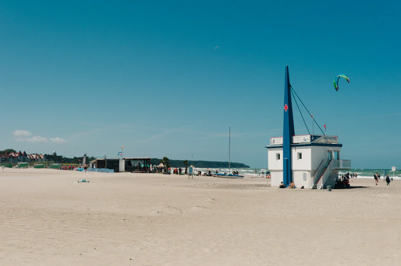 Breiter Sandstrand mit Rettungsturm